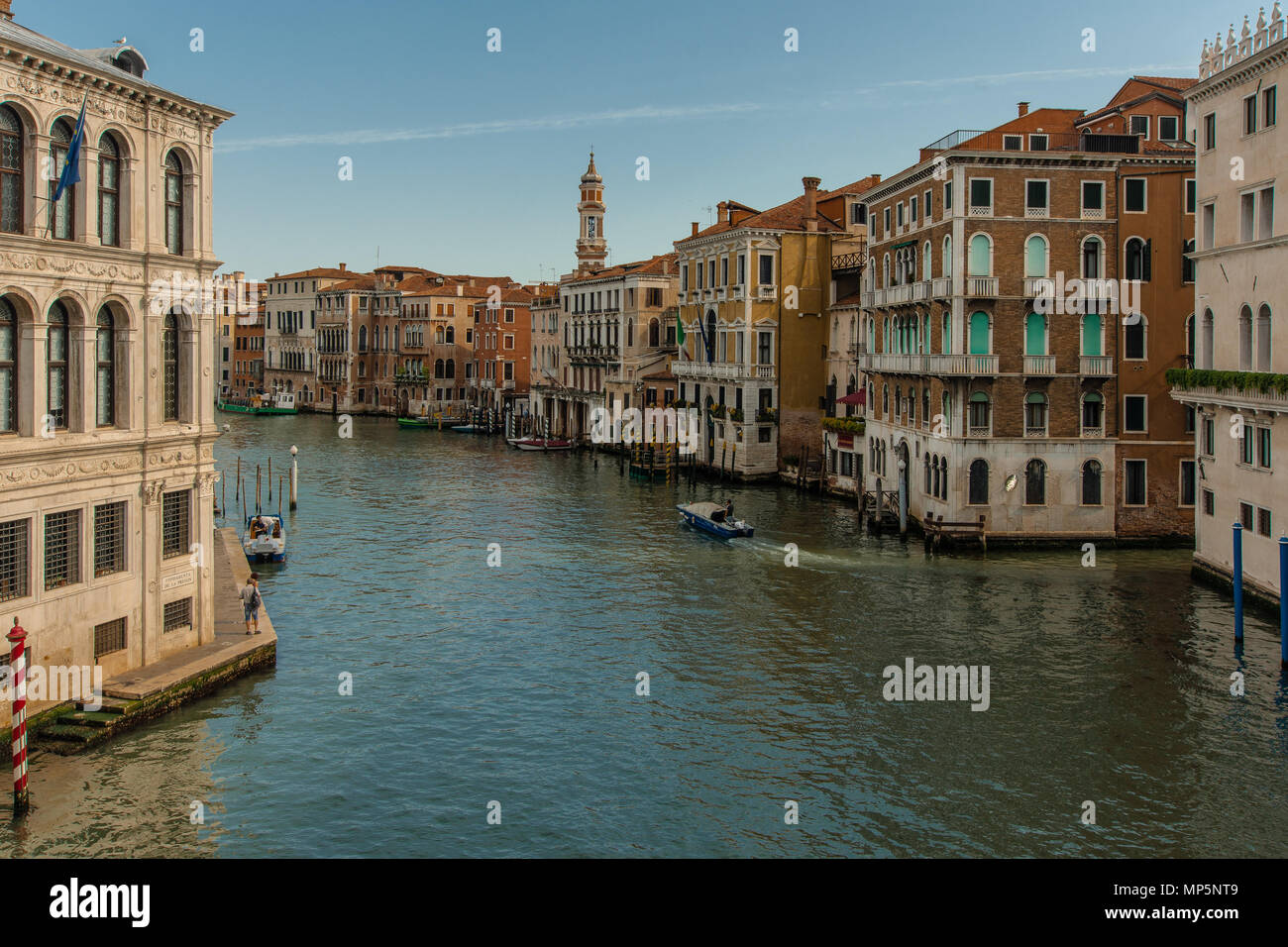 Blick von der Rialto Brücke über den Canal Grande in Venedig Stockfoto