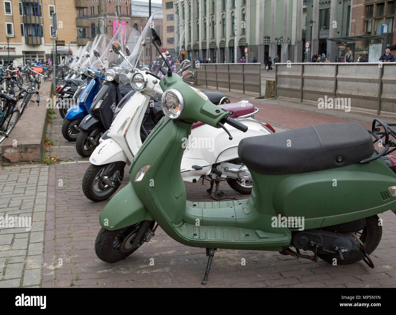 Amsterdam, Holland, April 2018, Roller und kleine Motorräder auf einem  Gehsteig in der Nähe der Innenstadt geparkt Stockfotografie - Alamy