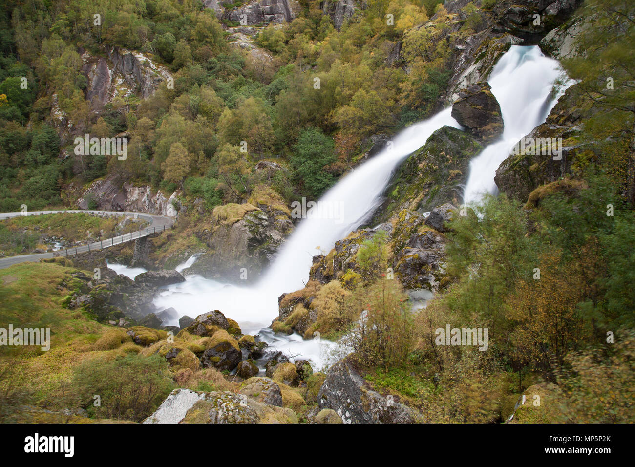 Cascade Kleivafossen auf dem Weg zum briksdalsbreen Gletscher Jostedalsbreen Nationalpark, Sogn og Fjordane, Norwegen. Stockfoto