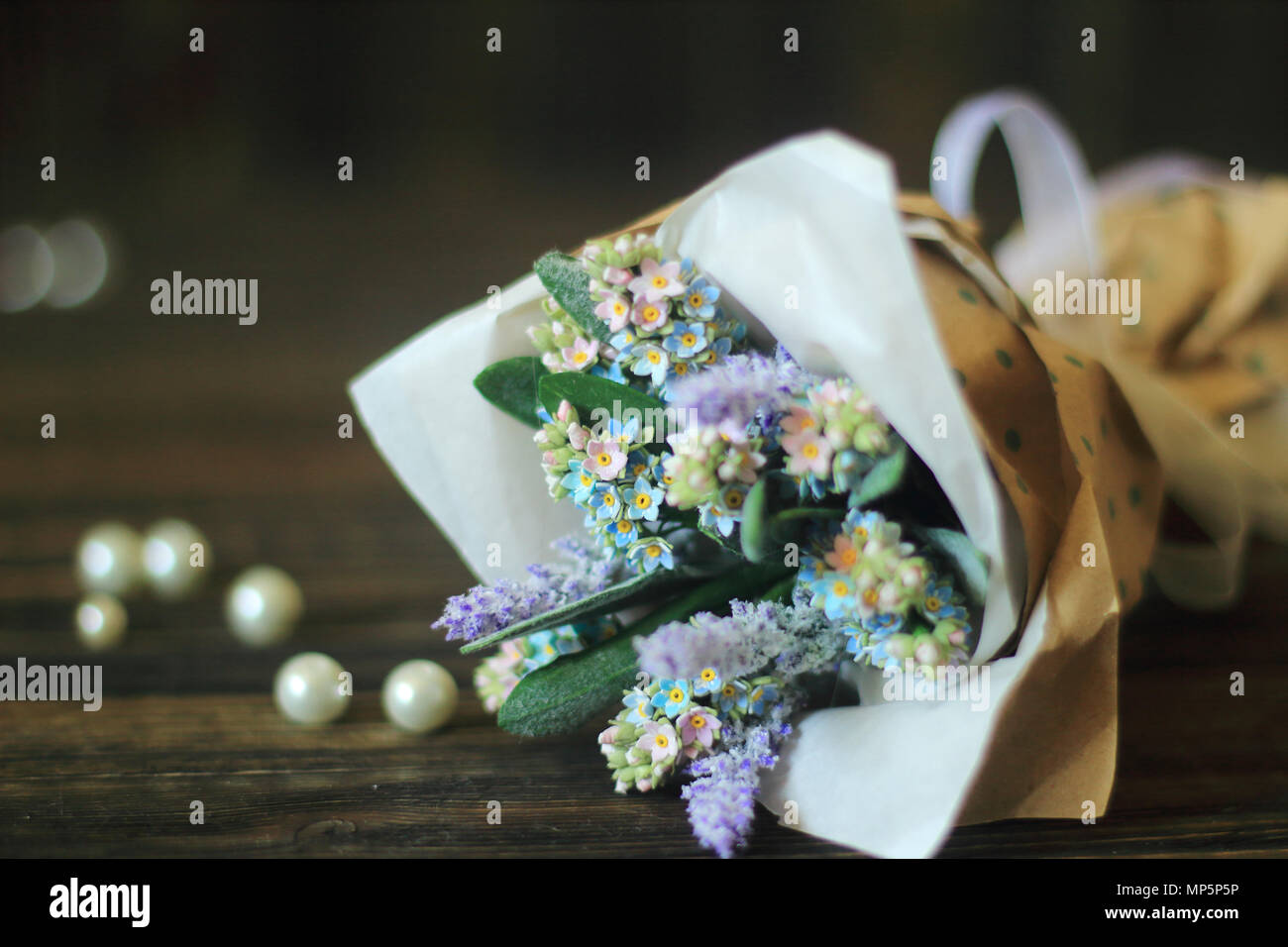 Forget-me-not blaue Blumen auf hölzernen Hintergrund Stockfoto