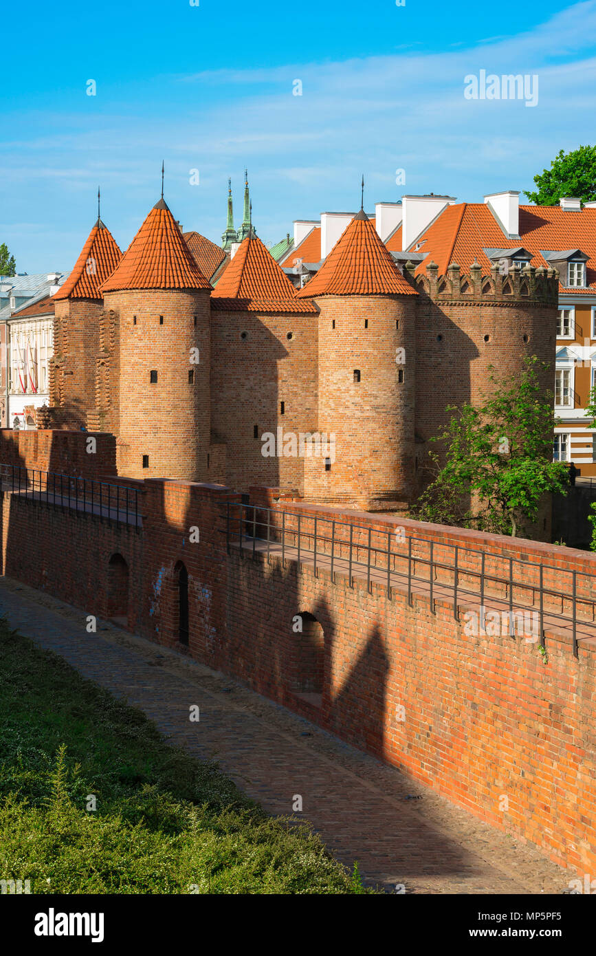 Barbican Warschau, Blick auf die rekonstruierten mittelalterlichen Barbican (barbakan) defensive Turm und Mauer an der nordwestlichen Ecke der Warschauer Altstadt, Polen. Stockfoto