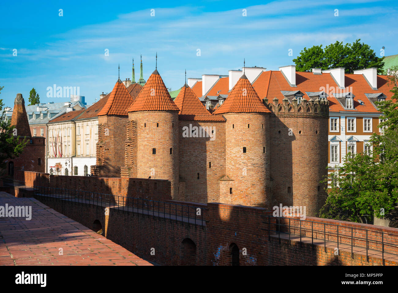 Barbican Warschau, Blick auf die rekonstruierten mittelalterlichen Barbican (barbakan) defensive Turm und Mauer an der nordwestlichen Ecke der Warschauer Altstadt, Polen. Stockfoto