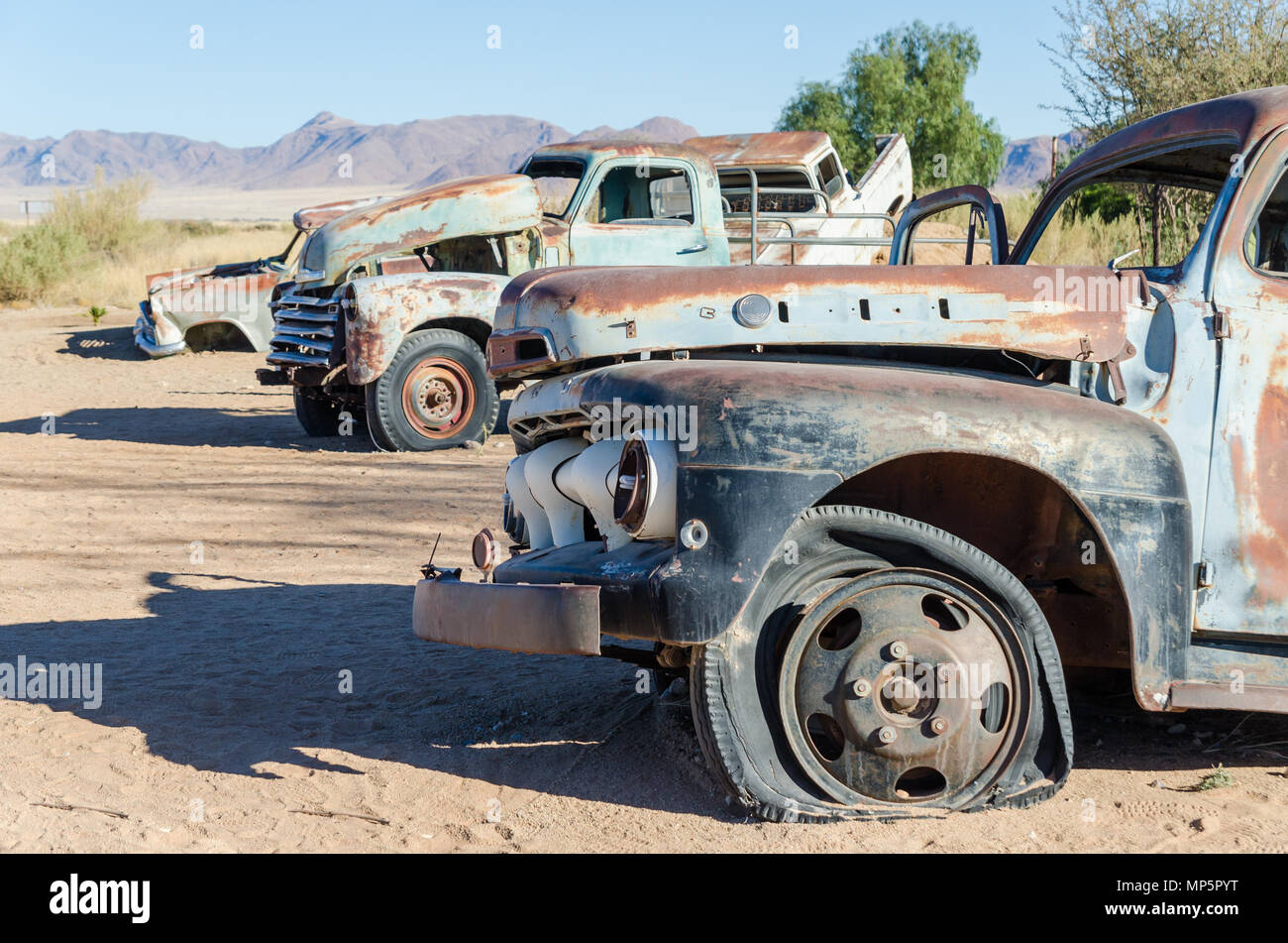 Abgebrochene klassische Autos in der Namib Wüste in der Nähe von Solitaire, Namibia Stockfoto