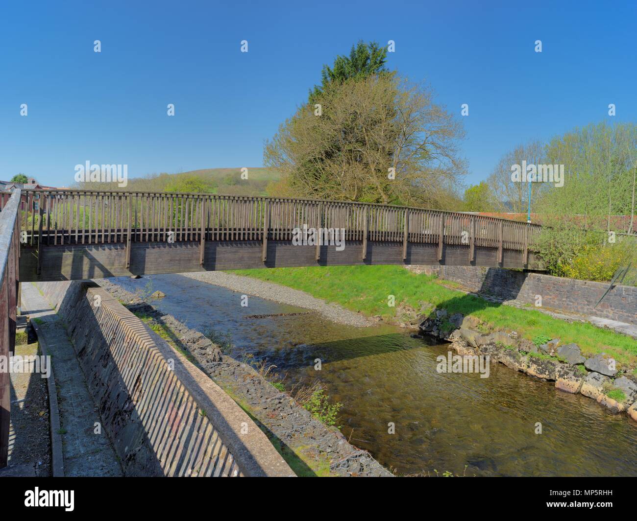 Ein Holzsteg über den Fluss Irfon in Llanwrtyd Wells Stockfoto