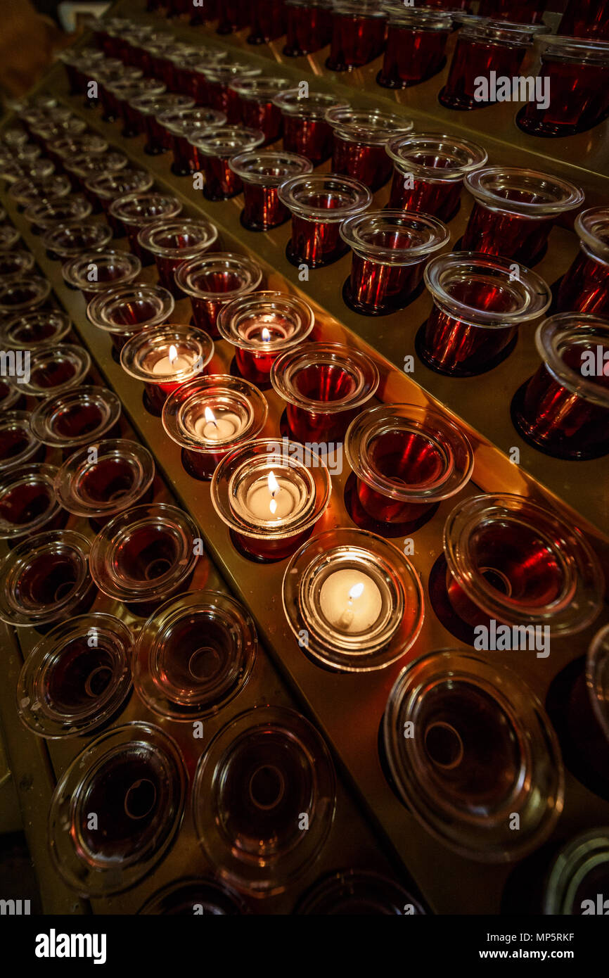 Kirche Kerzen in rot transparent Glas suport Stockfoto