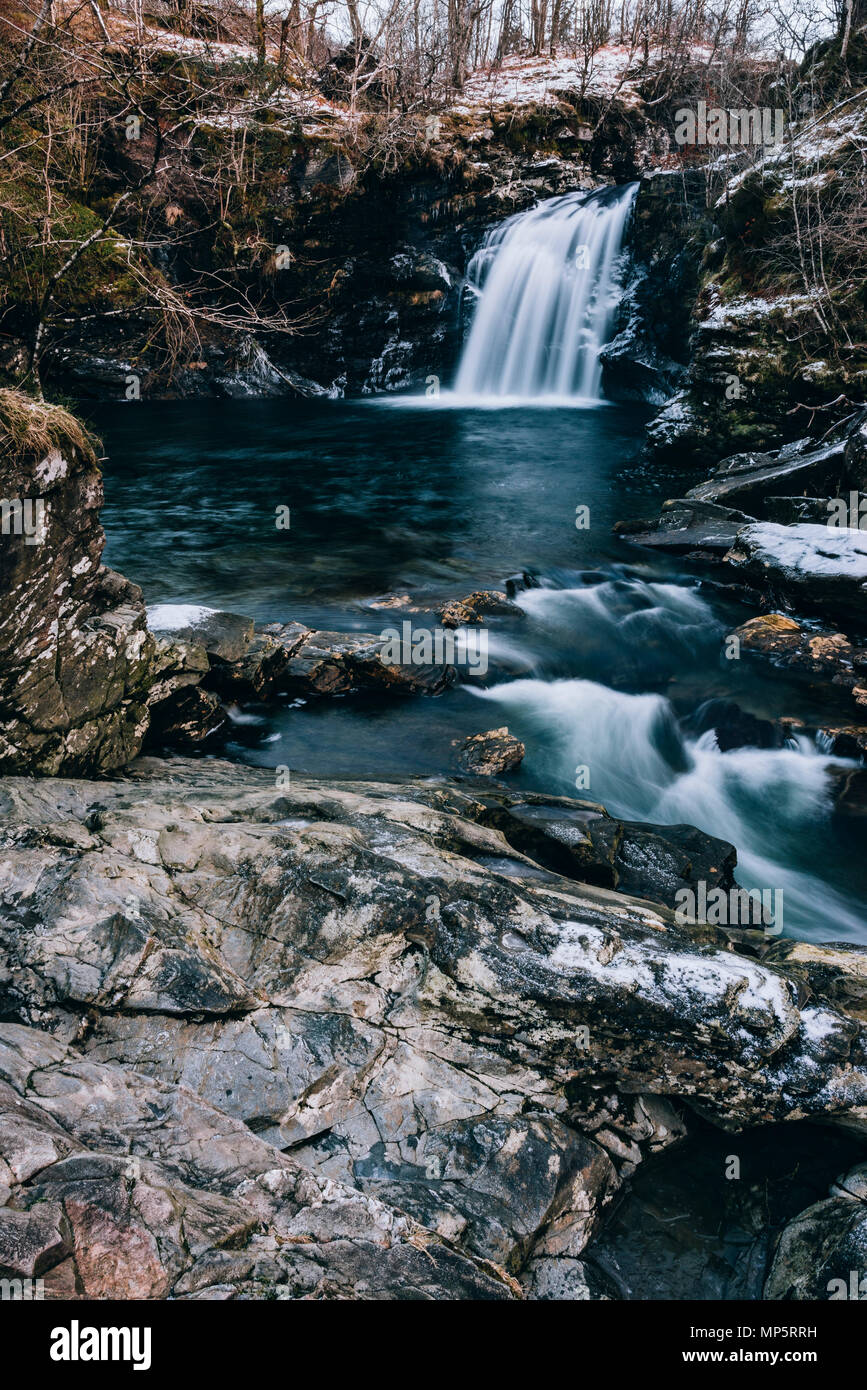 Fällt der Falloch Wasserfall, Trossachs National Park, Schottland Großbritannien im Winter Stockfoto