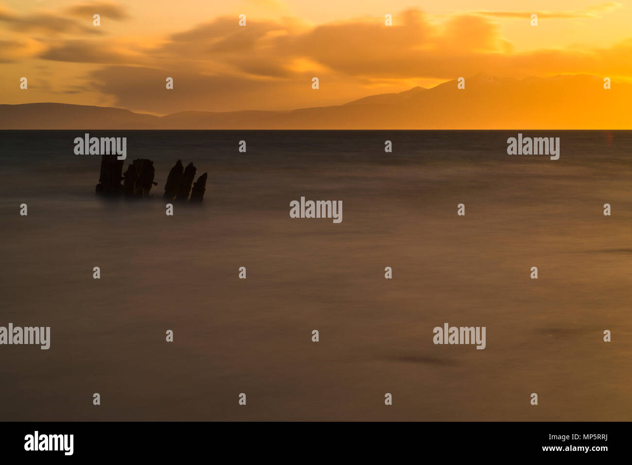 Altes Schiffswrack am Strand in der Nähe von Ardrossan auf der Isle of Arran, Schottland, Großbritannien Stockfoto