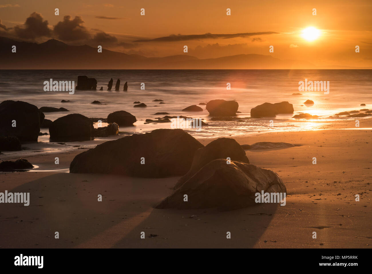 Altes Schiffswrack in der Nähe von ardrossan Strand in den schottischen Highlands auf der Isle of Arran, Schottland, Großbritannien Stockfoto