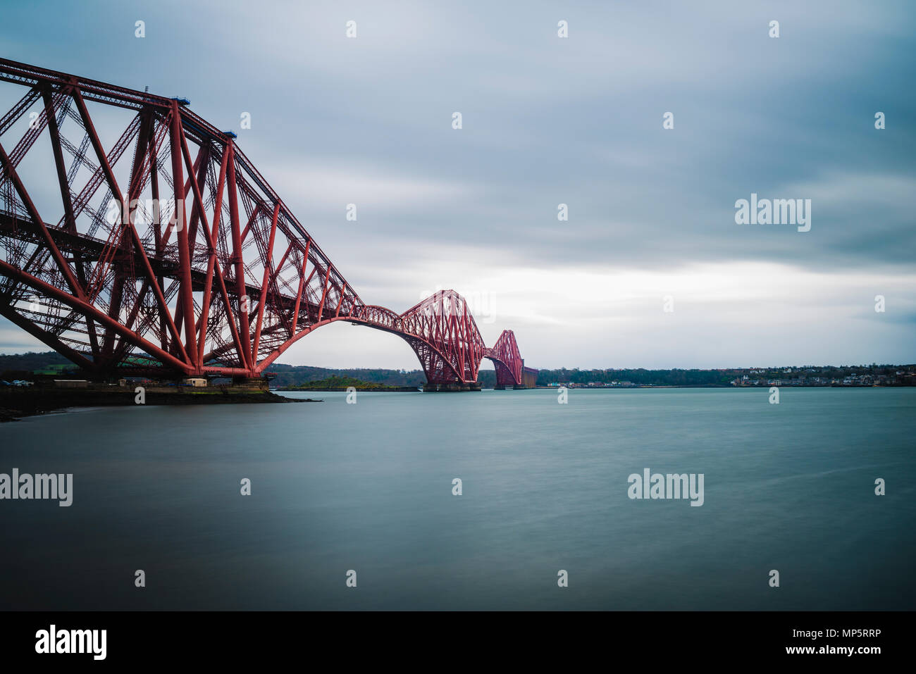 Forth Bridge an Queensferry, Schottland, UK Über das Erhabene Stockfoto