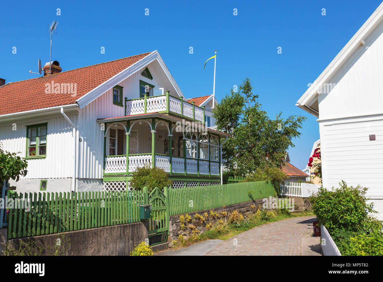 Altes Haus in einem stret in Schweden Stockfoto