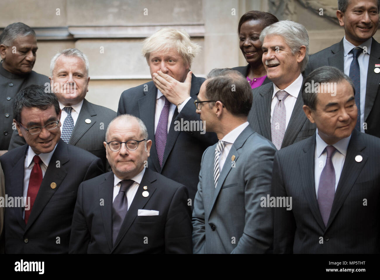 Außenminister Boris Johnson (Mitte) steht unter seinen Kollegen, wie Sie für eine Gruppe Foto bei einem Treffen der Außenminister der G20-Gruppe der Wirtschaftsmächte in Buenos Aires, Argentinien darstellen. Stockfoto