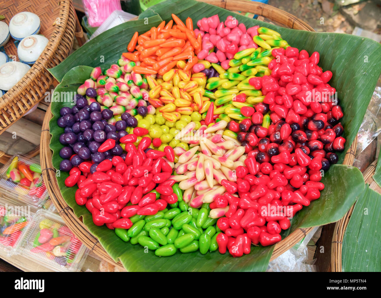 Kugel vergoldet. Dessert lokale folk Thailand, genannt "Lug-chube' aus Soja zu rühren. Werkzeug Form beschichtet mit klarem Gelee. Stockfoto