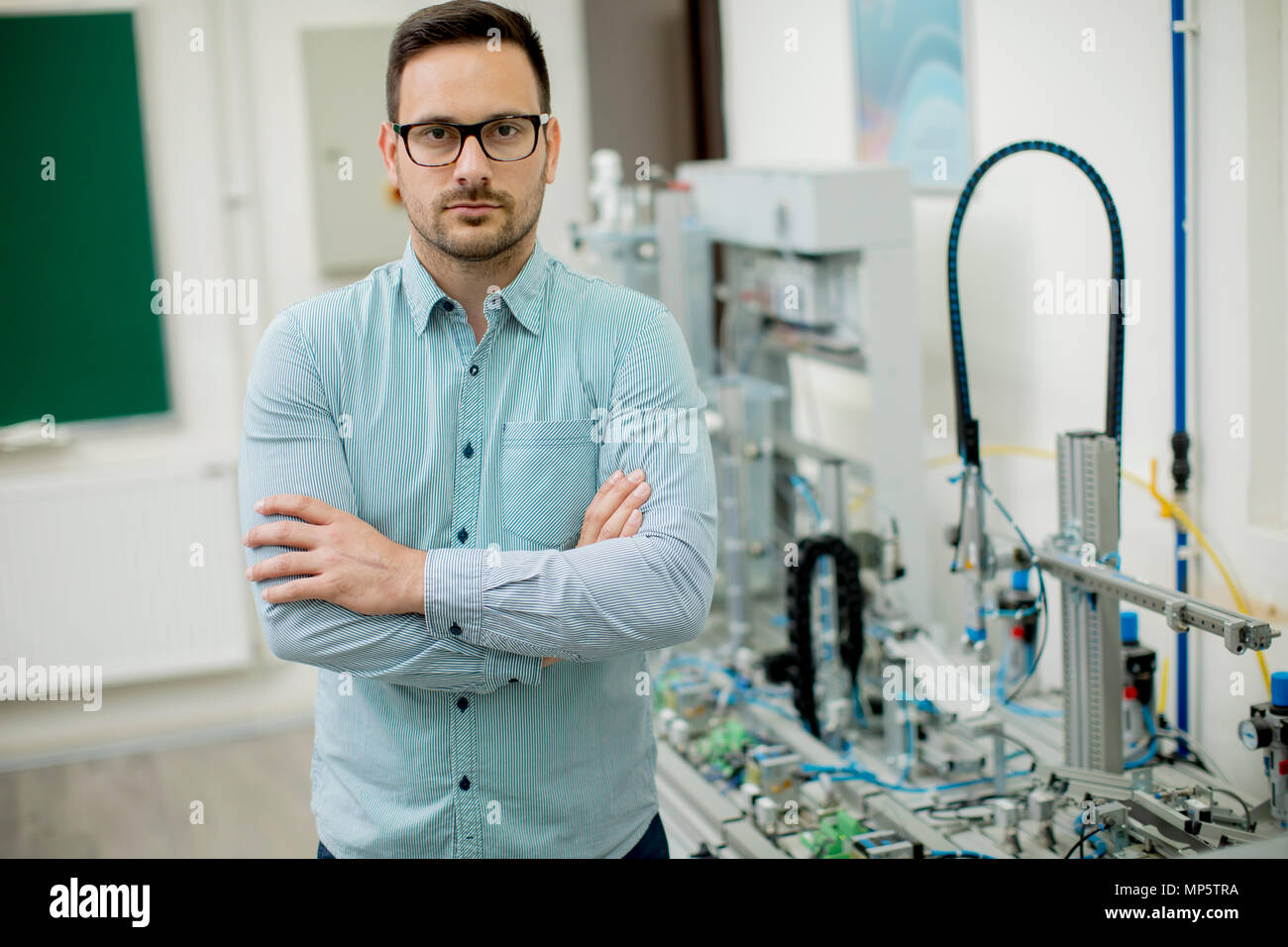 Hübscher junger Mann, der in der elektronischen Werkstatt Stockfoto