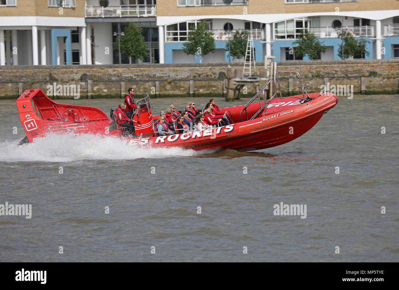 Die Passagiere genießen Sie eine Bootsfahrt auf der Themse in London, UK. Thames Raketen ist eines von mehreren Unternehmen, die schnell Rippe Reisen Stockfoto