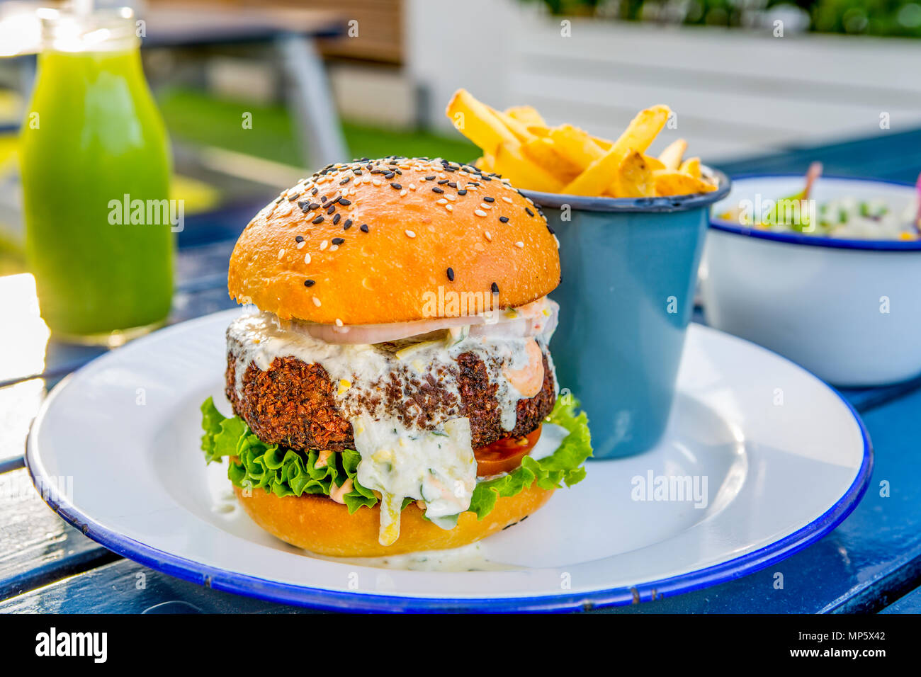 Falafal Burger serviert mit hausgemachter Brioche bun Stockfoto