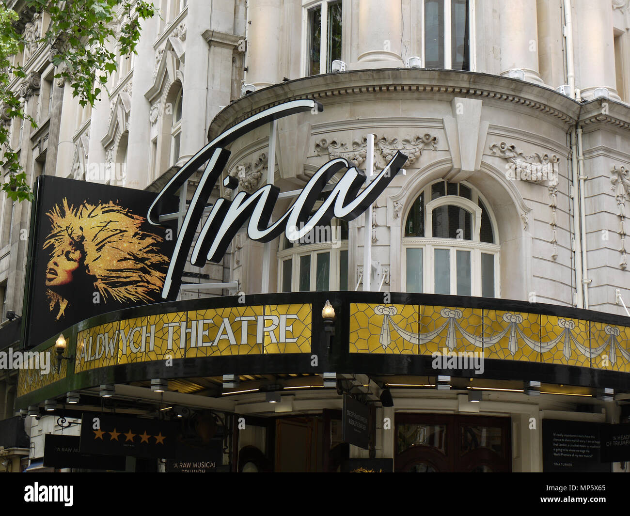 LONDON - 21. MAI 2018: Allgemeine Ansicht des iconic aufgeführten Grad II Aldwych Theatre zeigt die Hit show Tina Stockfoto