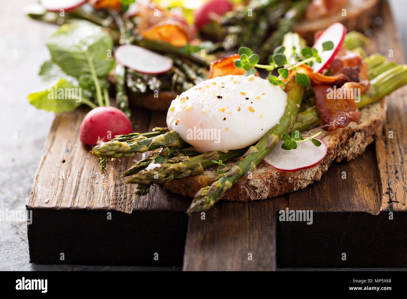 Spargel mit prosciutto und radieschen -Fotos und -Bildmaterial in hoher ...