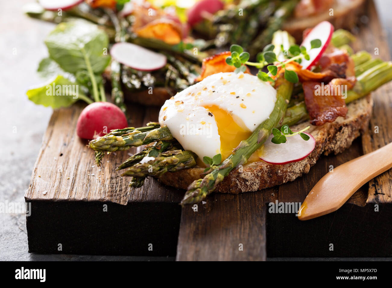 Spargel mit prosciutto und radieschen -Fotos und -Bildmaterial in hoher ...