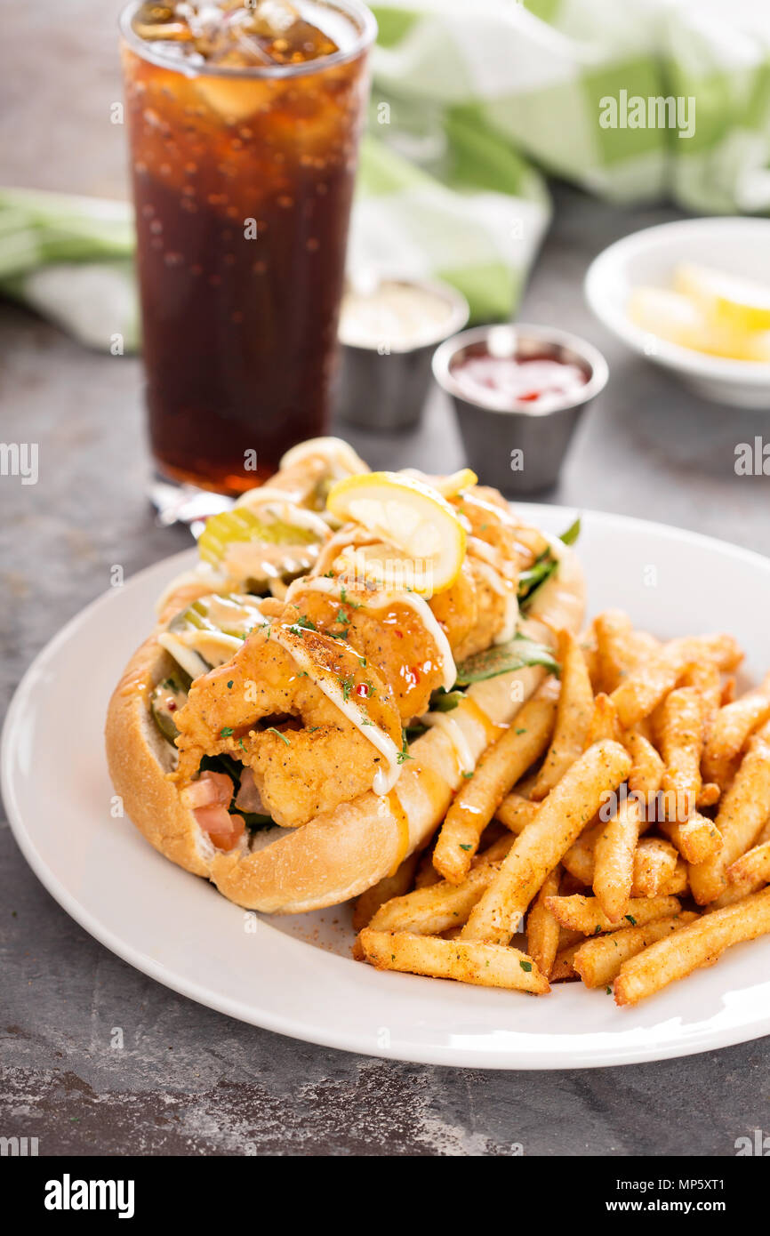 Garnelen po boy Sandwich mit Pommes frites Stockfoto