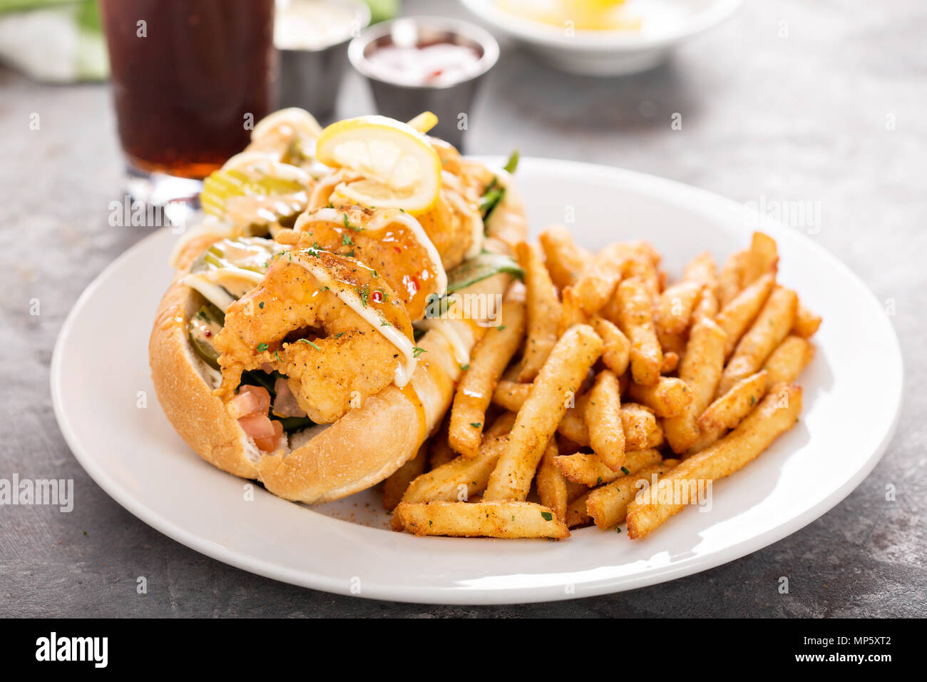 Garnelen po boy Sandwich mit Pommes frites Stockfoto