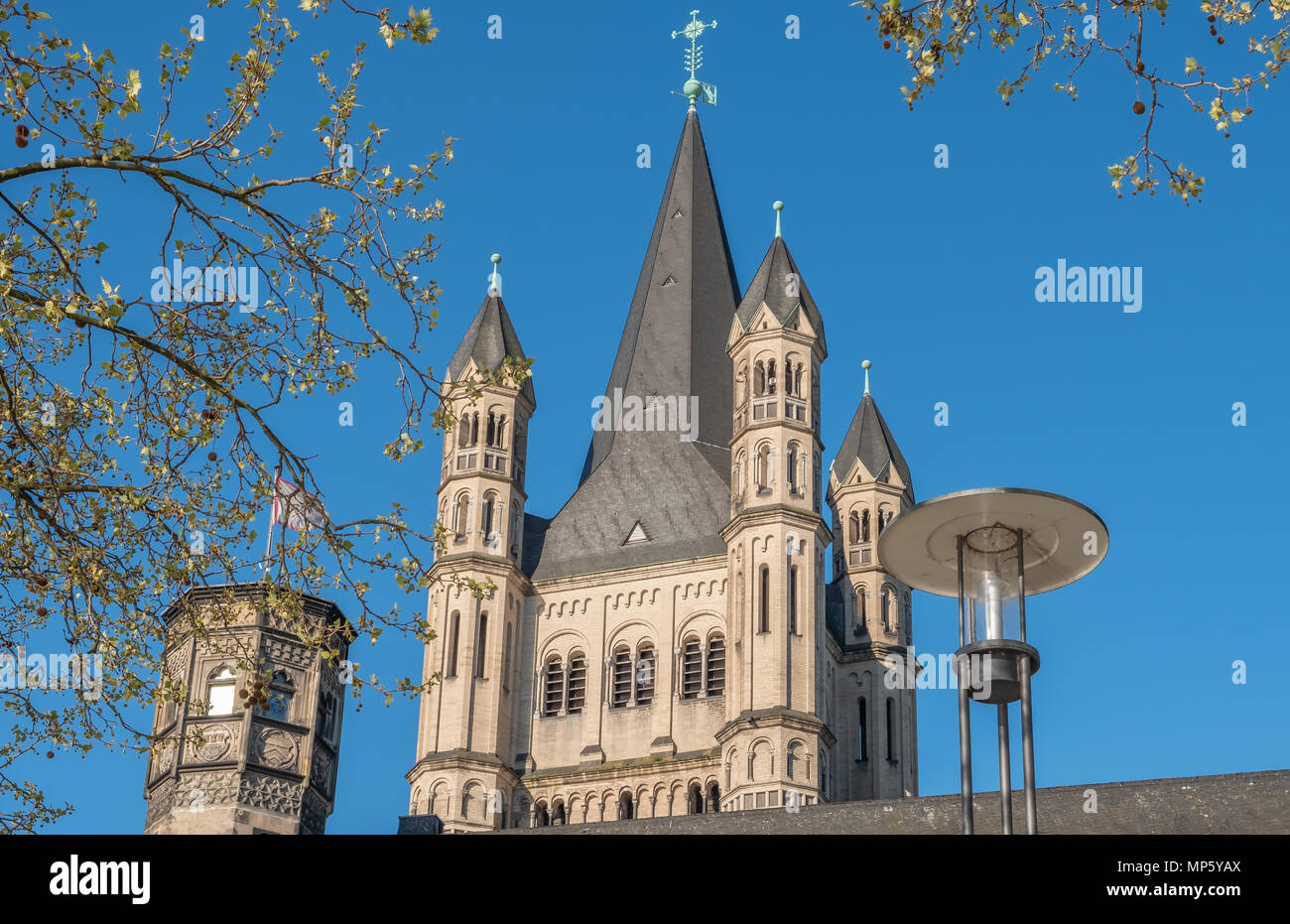 Groß St. Martin Kirche ist eine katholische Kirche im romanischen Stil in Köln Germant entfernt. Es ist ein Wahrzeichen in der Altstadt von Köln. Stockfoto