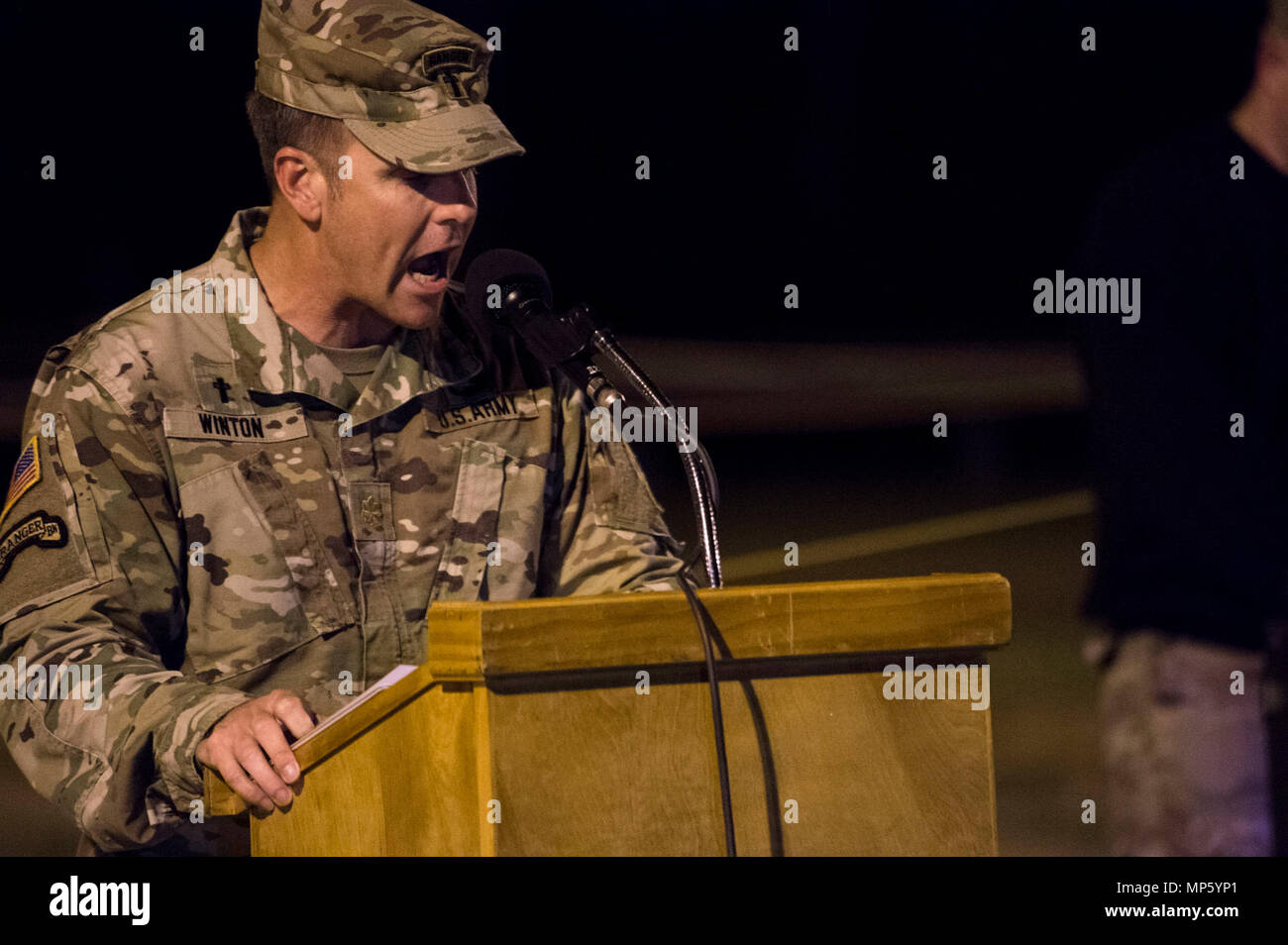 Us-Armee Kaplan Mark Winton liefert der Aufruf für den besten Ranger Wettbewerb 2017 in Fort Benning, Ga, April 7, 2017. Die 34. jährliche David E. Grange jr. Am besten Ranger Wettbewerb 2017 ist eine dreitägige Veranstaltung, bestehend aus Herausforderungen Wettbewerber des körperlichen, geistigen und technischen Fähigkeiten. Stockfoto