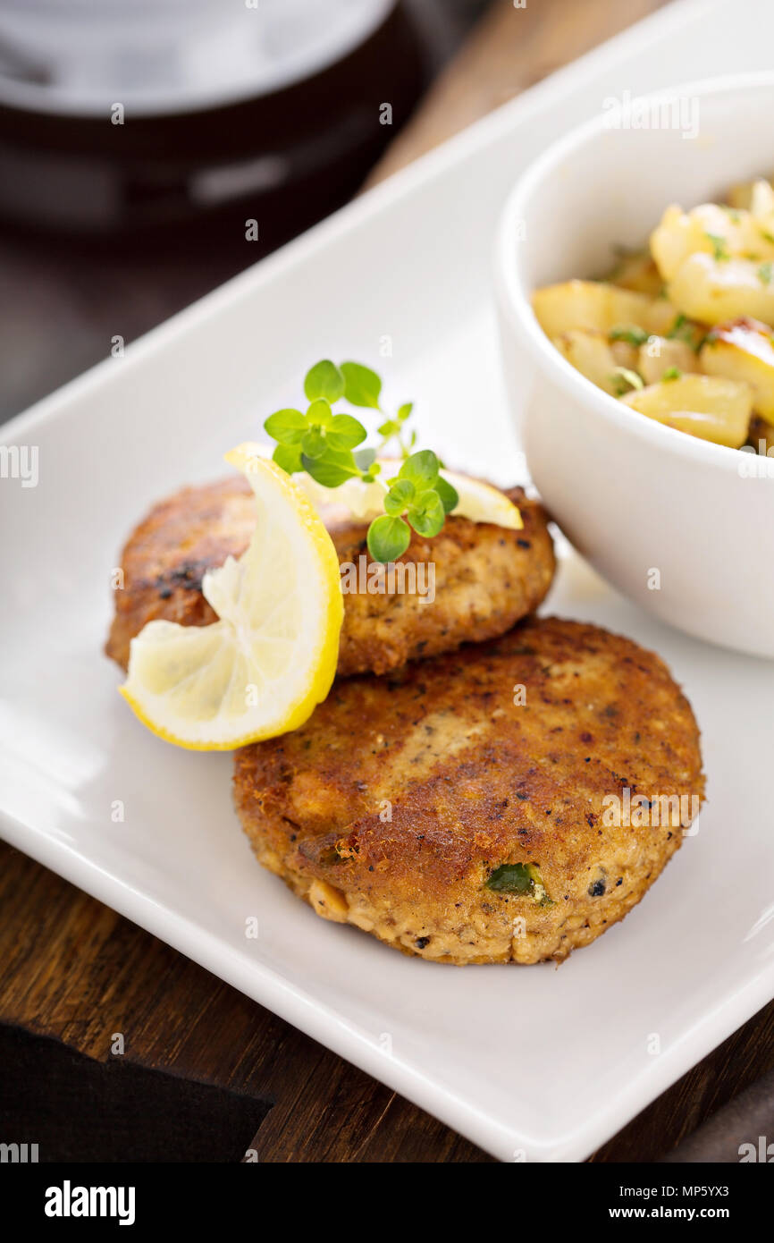 Krabbenkuchen mit Kartoffeln Stockfoto