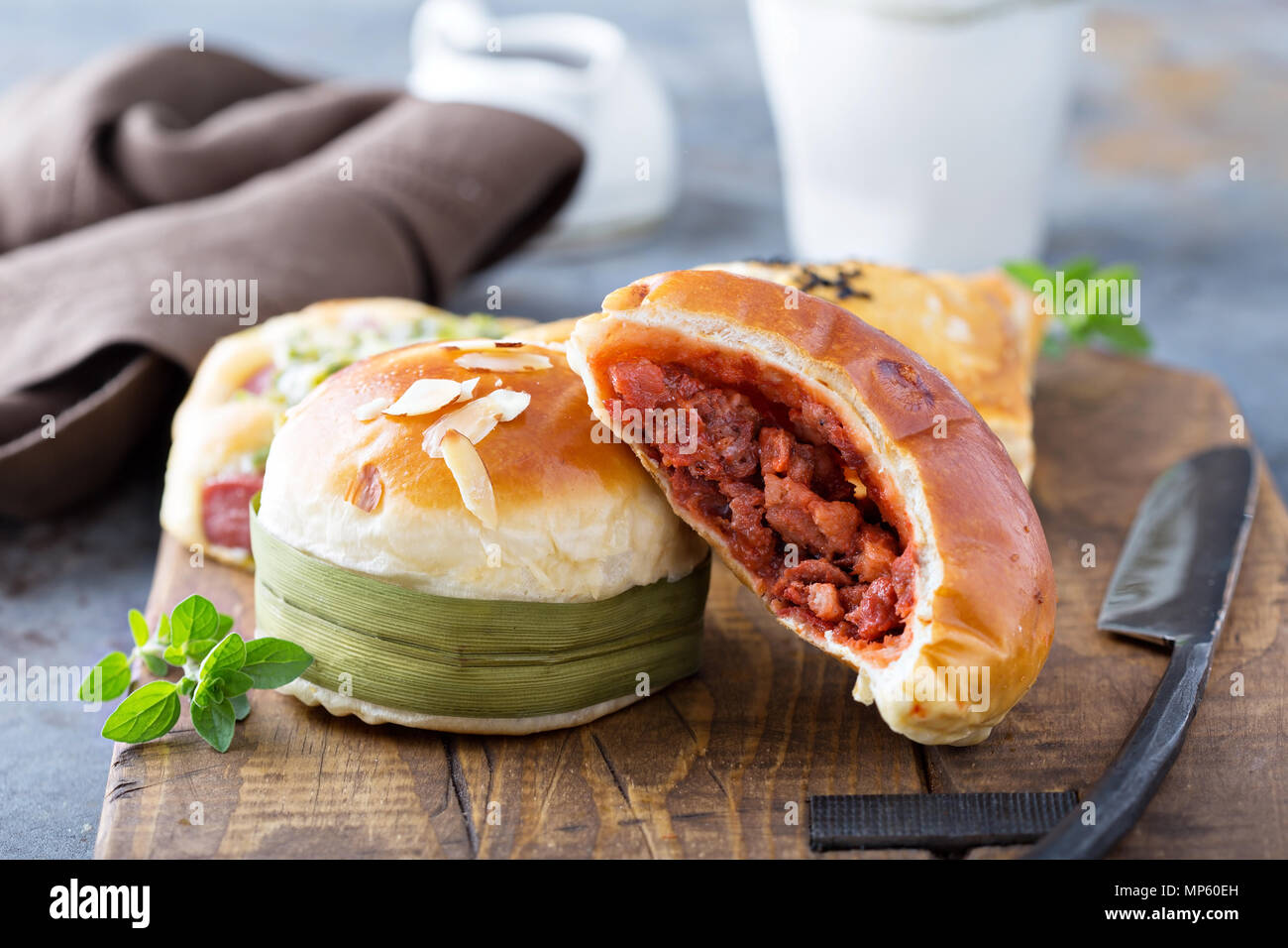 Herzhafte chinesische Gebäck mit roten Bohnen gefüllt Stockfoto