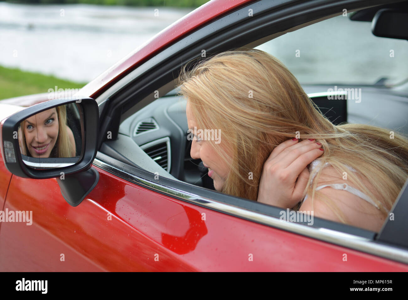 Autofahrer jung rückspiegel -Fotos und -Bildmaterial in hoher Auflösung –  Alamy