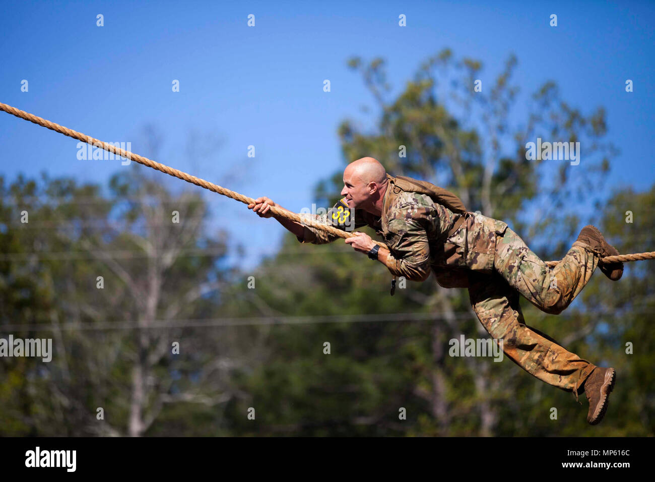 U.S. Army Ranger Master Sgt. Joshua Kilgore, in die Vereinigten Staaten von Amerika Special Operations Command zugeordnet, konkurriert im Urban Assault Kurs während der besten Ranger Wettbewerb 2017 in Fort Benning, Ga, April 7, 2017. Die 34. jährliche David E. Grange jr. Am besten Ranger Wettbewerb 2017 ist eine dreitägige Veranstaltung, bestehend aus Herausforderungen Wettbewerber des körperlichen, geistigen und technischen Fähigkeiten. Stockfoto
