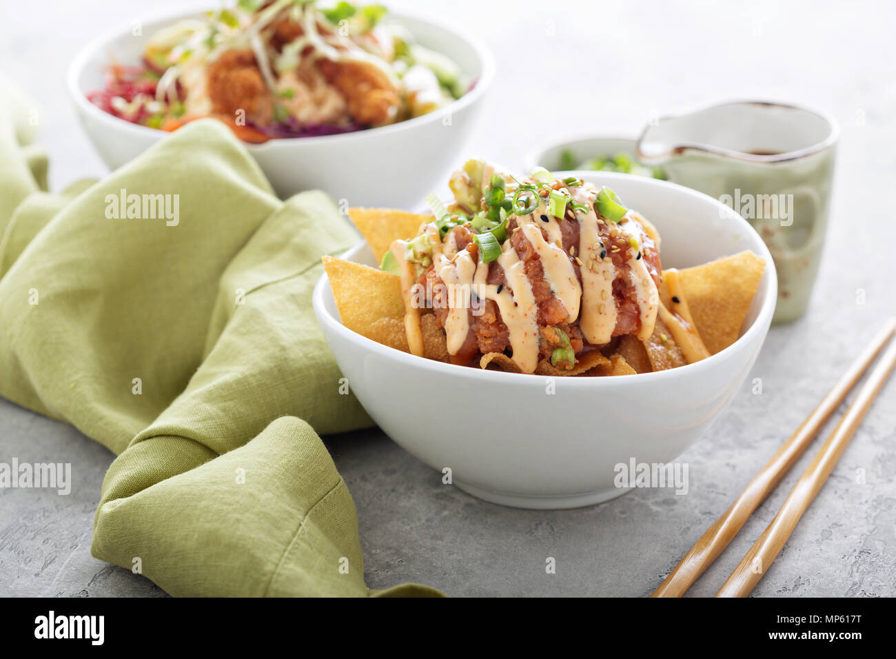 Poke Schüssel mit fried Wan-Tan-Wrapper Stockfoto