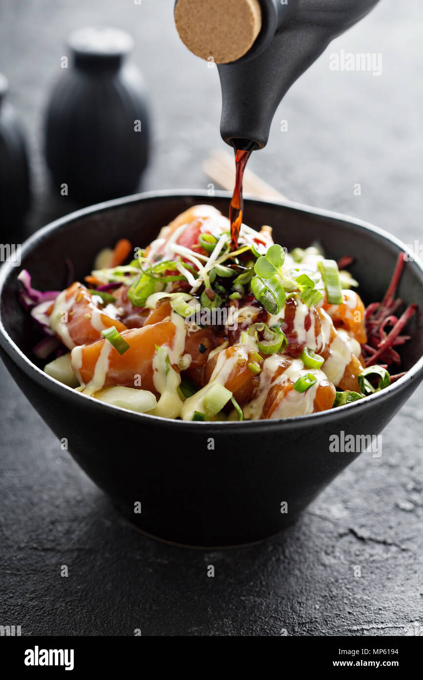 Poke Schüssel mit Lachs und Gemüse Stockfoto