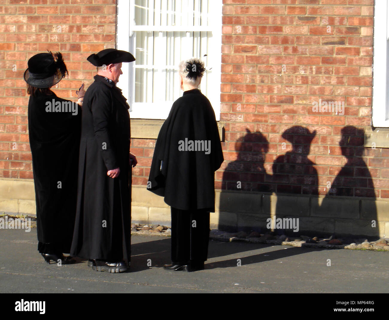 Gotische Schatten einer Gruppe beweisen, dass Sie nicht die Vampire und werfen ihre Schatten während der jährlichen Gothic Festival in Whitby, England. Stockfoto