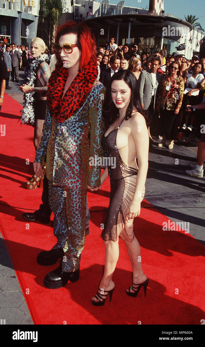 Manson Marilyn & McGowan RoseManson Marilyn & McGowan Rose trug nur ein Fisch net nakedManson M.&McGovern R.-2 Ereignis in Hollywood Leben - Kalifornien, Red Carpet Event, USA, Filmindustrie, Prominente, Fotografie, Bestof, Kunst, Kultur und Unterhaltung, Topix prominente Mode, Besten, Hollywood Leben, Event in Hollywood Leben - Kalifornien, Roter Teppich und backstage, Film Stars, TV Stars, Musik, Promis, Topix, Bestof, Kunst, Kultur und Unterhaltung, vertikal, eine Person, Fotografie, drei Viertel, 1993 bis 1999, Anfrage tsuni@Gamma-USA.com, Kredit Tsuni/USA,======== Rot Stockfoto