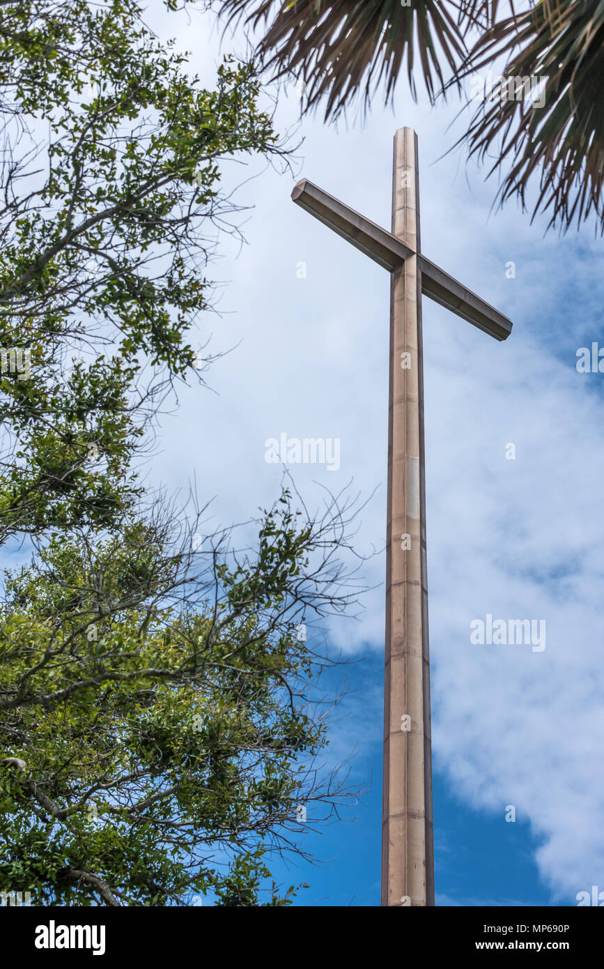 Das große Kreuz, aus Edelstahl und ständigen 208 Fuß hoch, auf Nombre de Dios Mission entlang der Matanzas River bei St. Augustine, FL, USA. Stockfoto