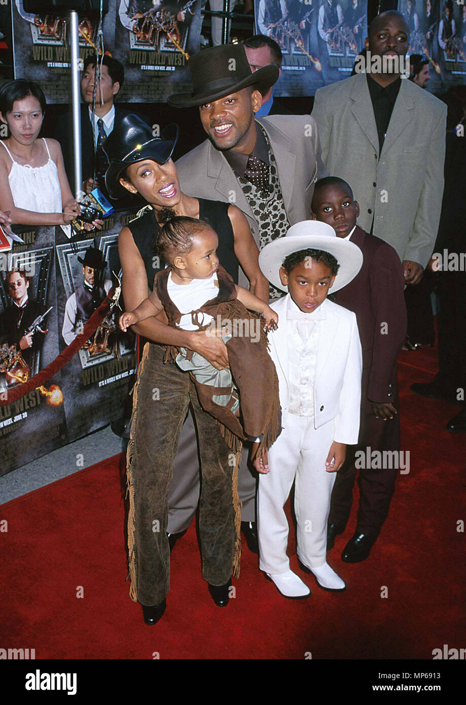 Smith, Jada Pinket & ihre kidsSmith wird, Jada & ihre Kinder-2 Ereignis in Hollywood Leben - Kalifornien, Red Carpet Event, USA, Filmindustrie, Prominente, Fotografie, Bestof, Kunst, Kultur und Unterhaltung, Topix prominente Mode, Besten, Hollywood Leben, Event in Hollywood Leben - Kalifornien, Roter Teppich und backstage, Film Stars, TV Stars, Musik, Promis, Topix, Bestof, Kunst, Kultur und Unterhaltung, vertikal, eine Person, Fotografie, drei Viertel, 1993 bis 1999, Anfrage tsuni@Gamma-USA.com, Kredit Tsuni/USA,======== Red Carpet Event, USA, Filmindustrie, Prominente, Stockfoto