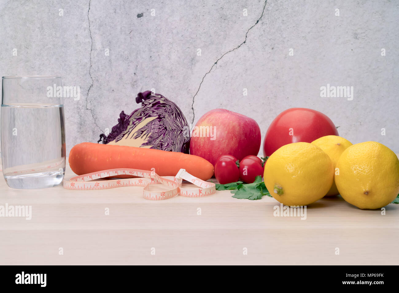 Frisches Gemüse, Obst, reines Wasser, gesunde Ernährung, Diät, Ernährung und Fitness Life Konzept Stockfoto