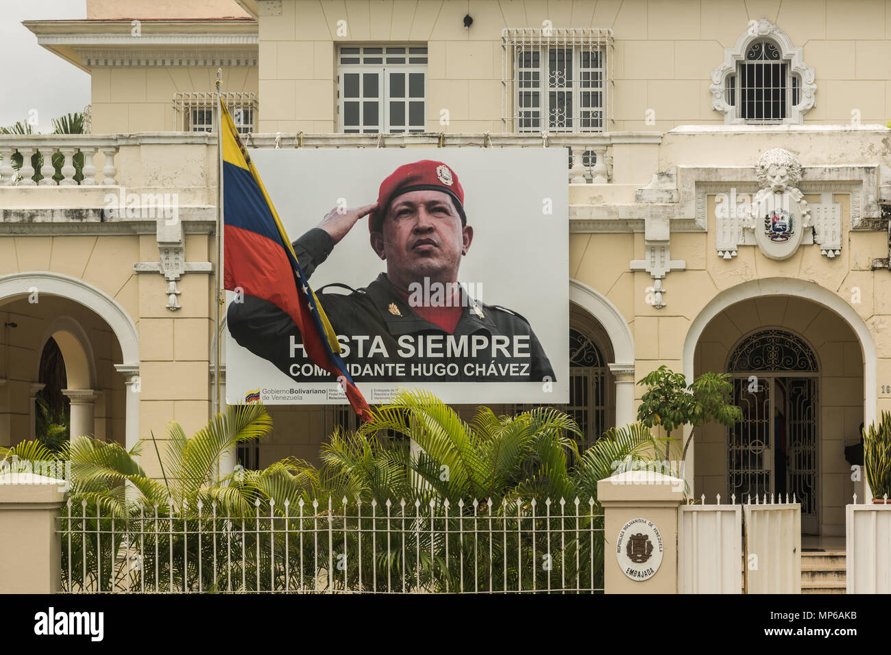 Havanna, Kuba. 5. Mai 2018 die Botschaft von Venezuela in Havanna, Kuba mit  einem großen Plakat commemariting ehemaliger Präsident von Venezuela Hugo  Chavez. Caleb Hughes/Alamy leben Nachrichten Stockfotografie - Alamy
