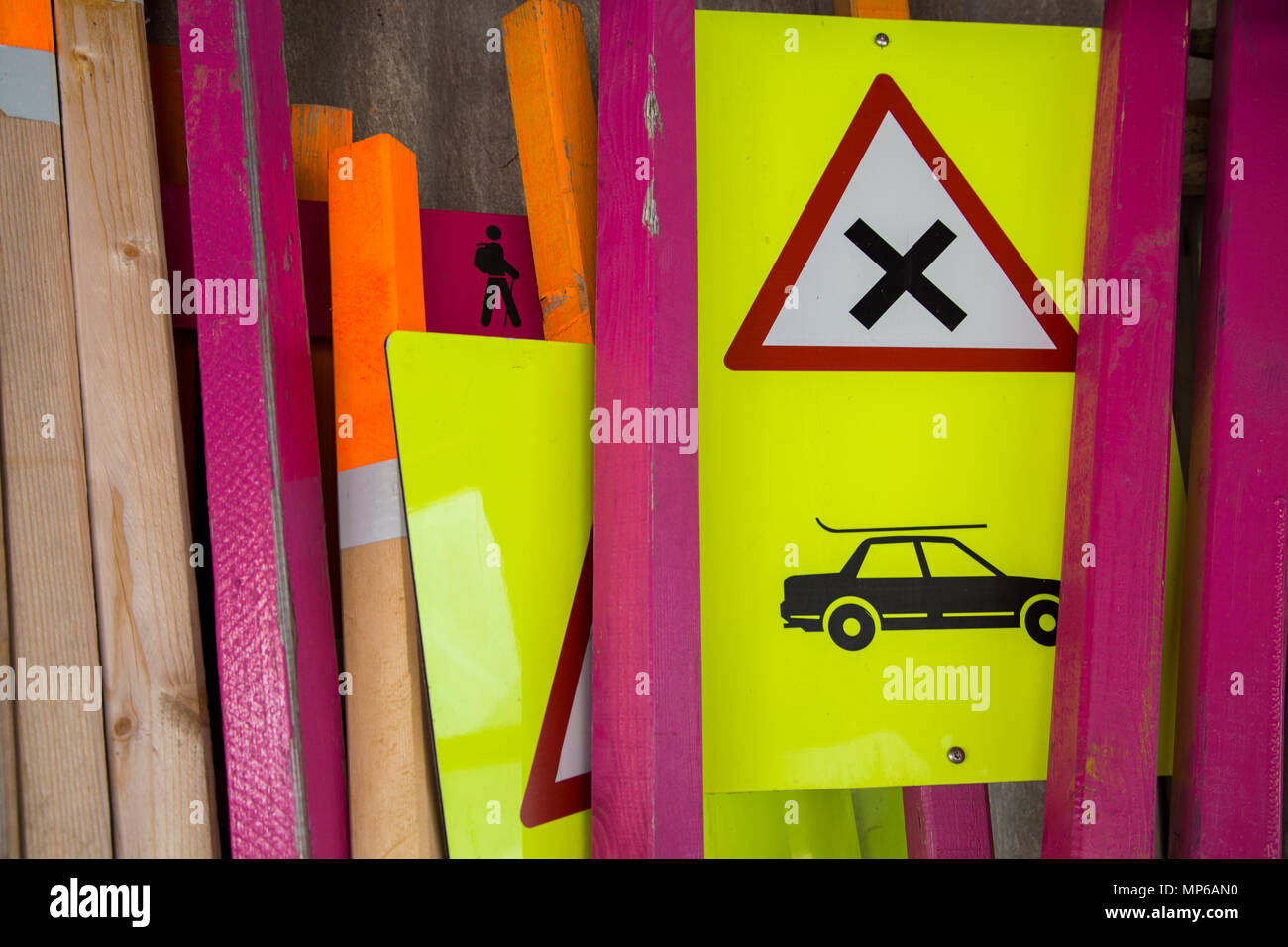 Schild gefährliche Kreuzung mit Auto und Ski-Rack und Polen in Lagerung im Skigebiet Stockfoto