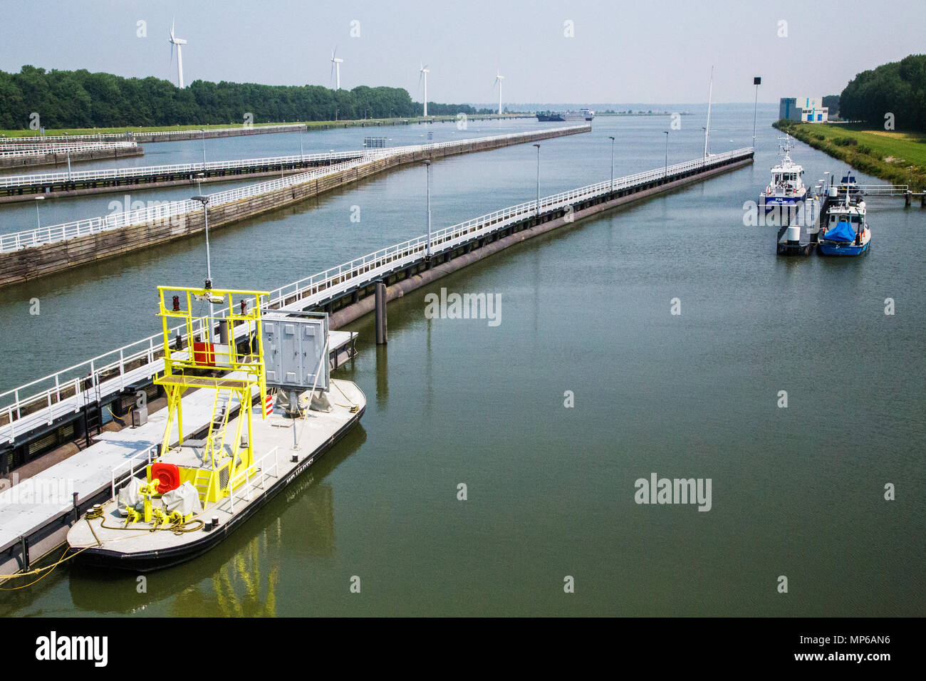 Die kommerzielle Schifffahrt Volkeraksluizen Volkerakdam Hollands Diep Volkerakstraat Willemstad, die größten inländischen Schlösser. Stockfoto