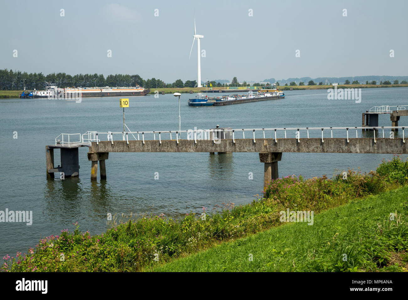 Die kommerzielle Schifffahrt Volkeraksluizen Volkerakdam Hollands Diep Volkerakstraat Willemstad, die größten inländischen Schlösser. Stockfoto