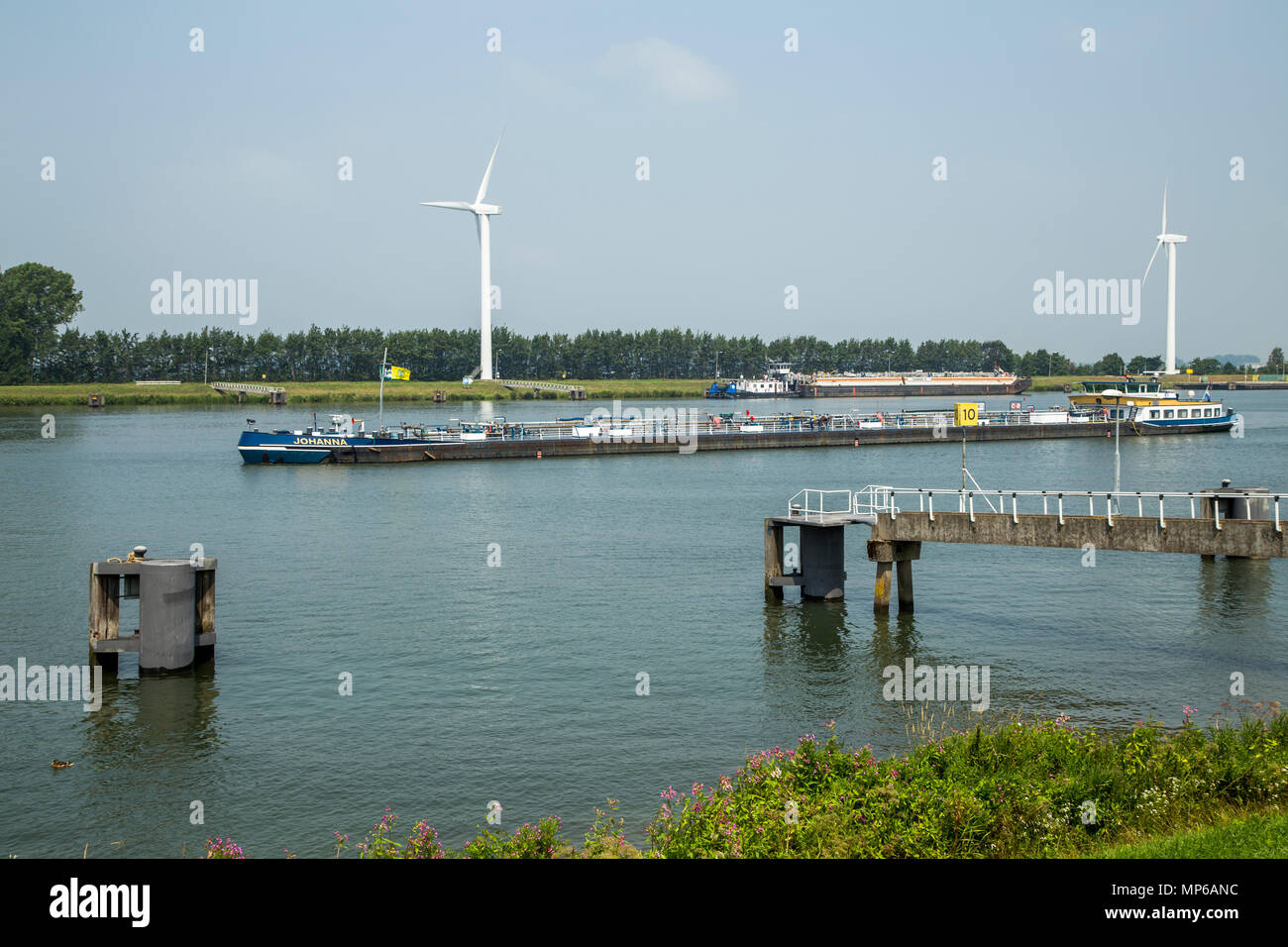 Die kommerzielle Schifffahrt Volkeraksluizen Volkerakdam Hollands Diep Volkerakstraat Willemstad, die größten inländischen Schlösser. Stockfoto