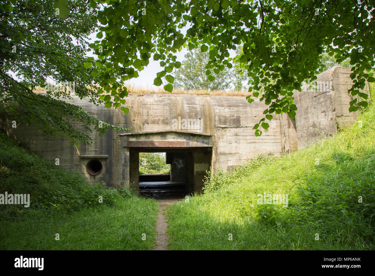 Deutsche ww2 Bunker Typ 669 zur Het Haringvliet, in der niederländischen Dorf Willemstad Gemeinde Moerdijk. Stockfoto