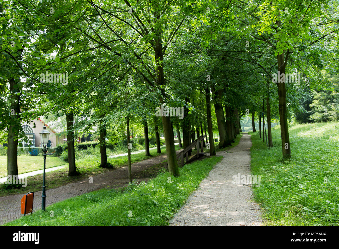 Gehweg entlang der Singel in Willemstad entlang Festung aufwachen Pfade, Noord Brabant, Die Niederlande. Stockfoto