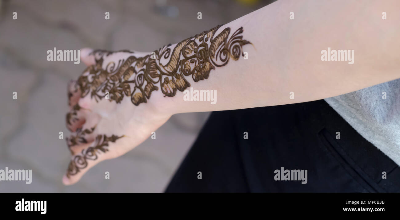 Kunst und Vielfalt. Eine Nahaufnahme der Hand einer Frau mit mehndi Design, durch eine Henna artist an Shilparamam Kunst & Handwerk Dorf, Hyderabad, Indien angewendet. Stockfoto