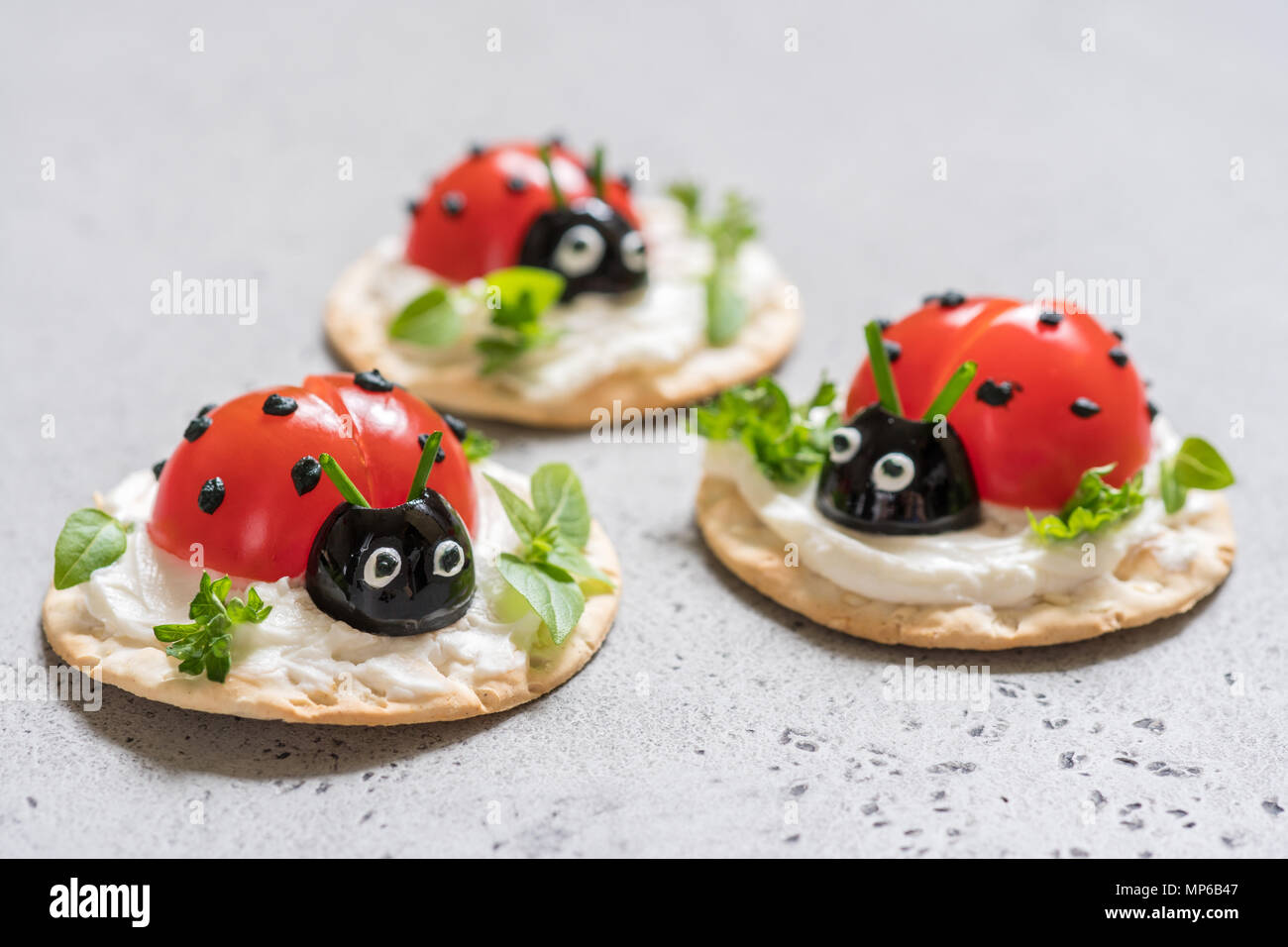 Lustige Marienkäfer Snack Vorspeise mit Tomate auf Cracker ...