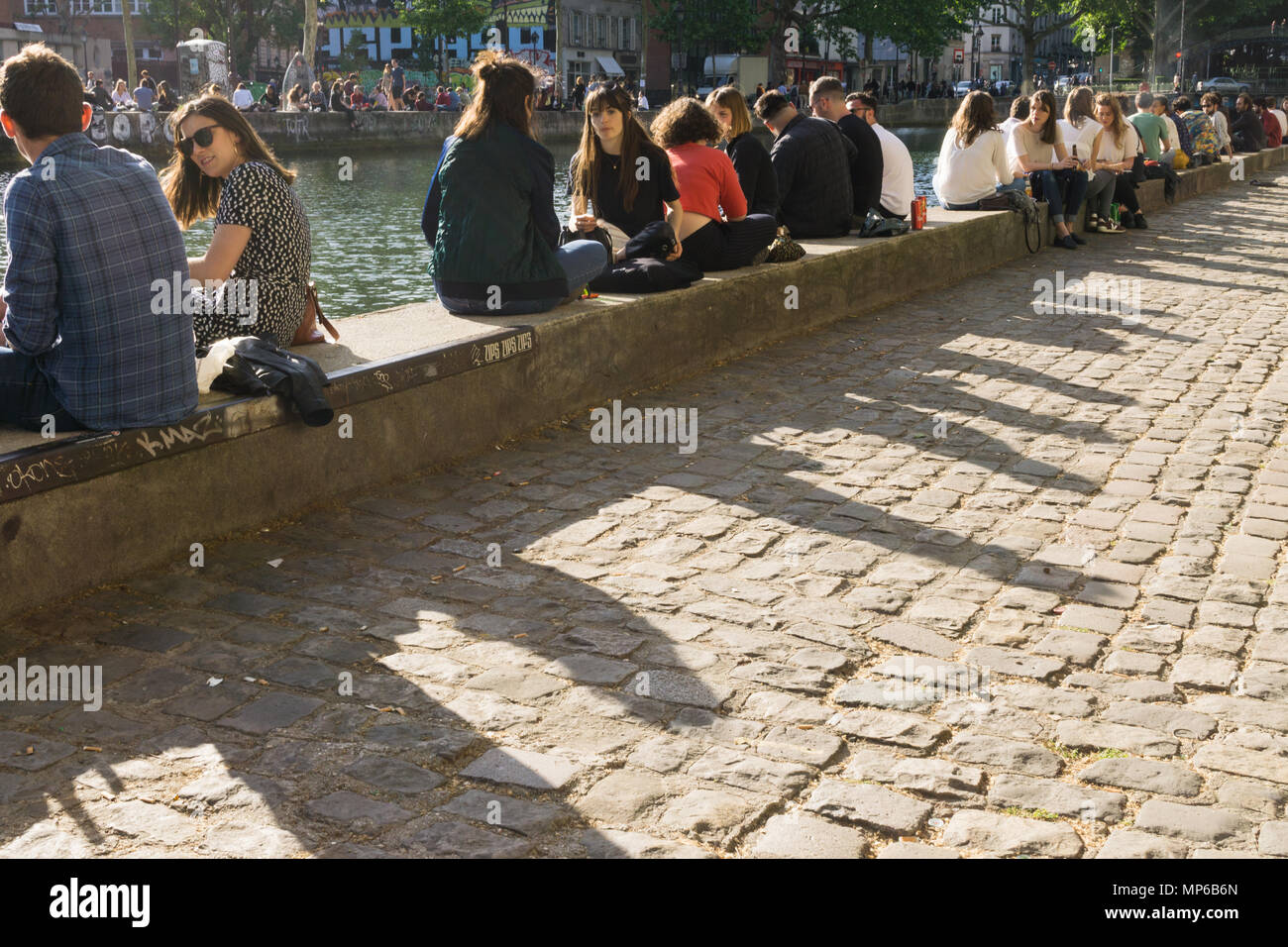Menschen sozialisieren entlang des Canal Saint Martin in Paris, Frankreich. Stockfoto