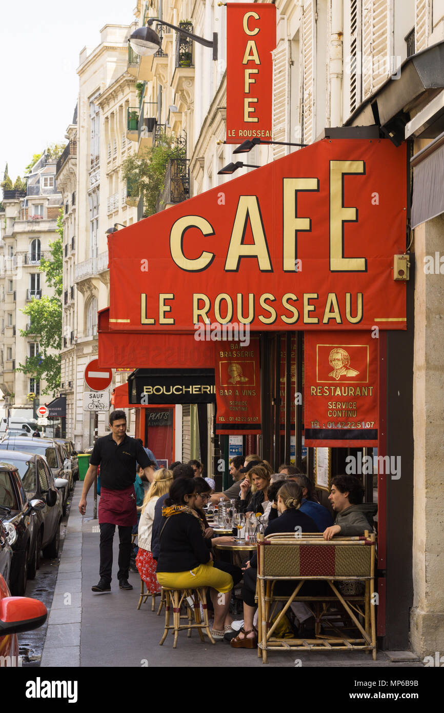 Gönner Chatten im Cafe Le Rousseau in der 6. Arrondissement von Paris, Frankreich. Stockfoto