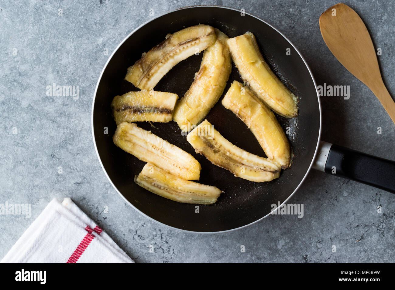 Hausgemachte Sauteed Gebratene Bananen in der Wanne. Ökologische Lebensmittel. Stockfoto