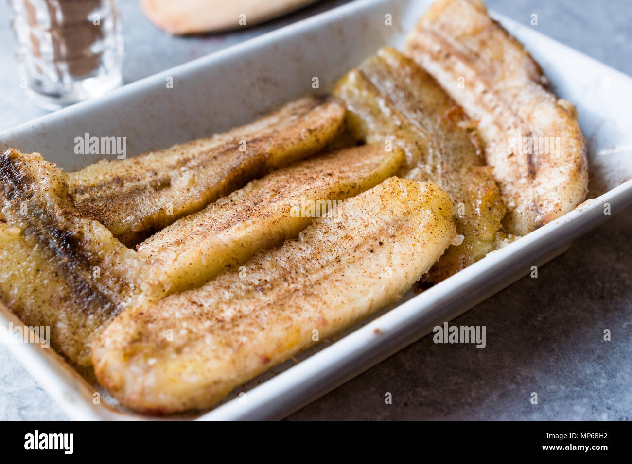 Hausgemachte Sautierte Bananen mit Zimt Pulver. Ökologische Lebensmittel. Stockfoto